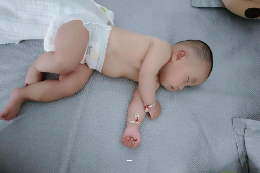 赤壁宝宝先长上牙还是下牙